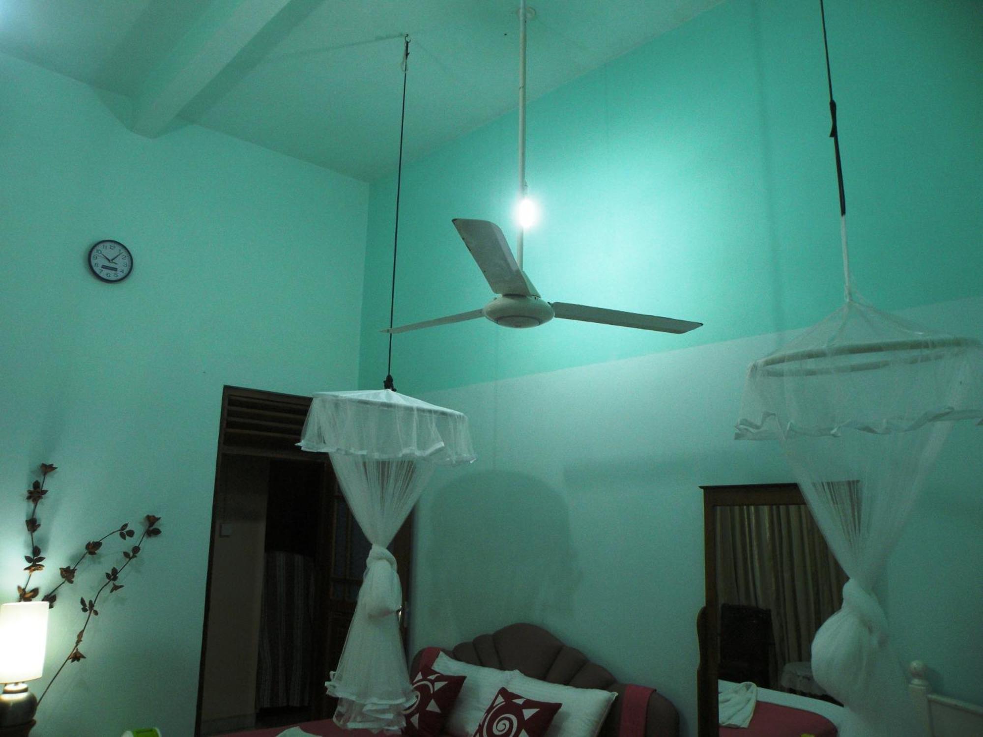 Henderson Airport Residence Negombo Quarto foto